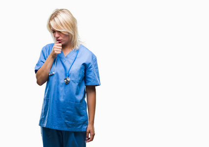 年轻漂亮的金发医生女士穿着医用制服，在孤立的背景下感到不适，咳嗽是感冒或支气管炎的症状。 医疗保健概念。