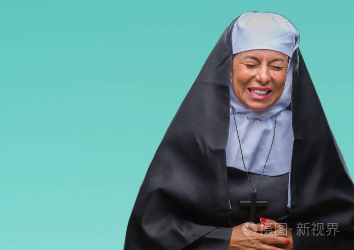 中年老年基督教修女女隔离背景,手按胃,因为消化不良,痛苦的疾病,感觉