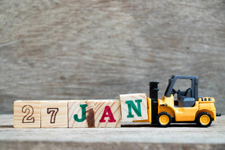 玩具叉车保持块n完成字27jan在木材背景概念日历日期在1月27日