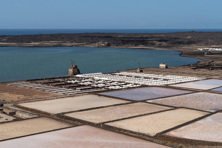 西班牙加那利岛的兰萨罗特岛天然盐蒸发池照片