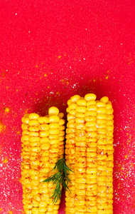 黄色甜玉米,红色背景上有香料. 最小的食物概念.插画
