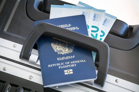 亚美尼亚共和国亚美尼亚共和国护照度假概念亚美尼亚旅行证件在手提箱