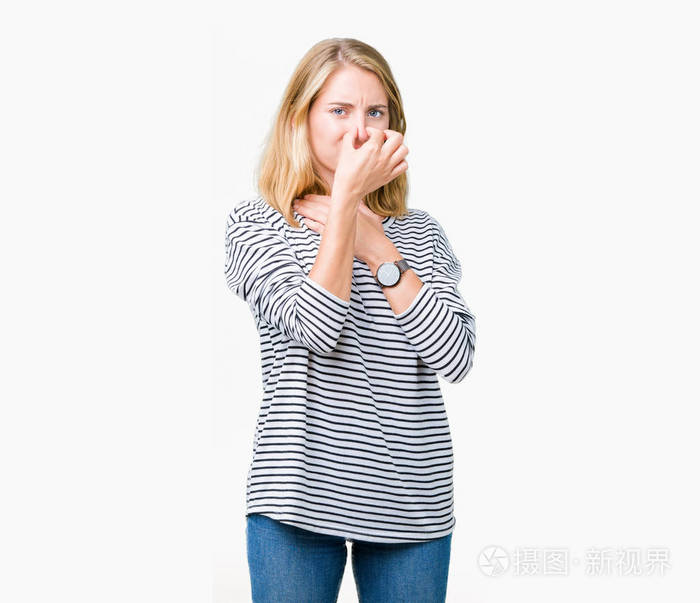 上闻到一些臭味和令人恶心的难以忍受的气味,用手指在鼻子上屏住呼吸