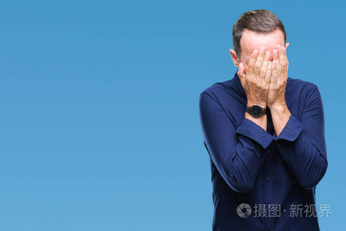中年老汉在孤独的背景下悲伤的表情用手捂住脸一边哭抑郁的概念