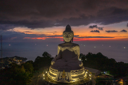 鸟瞰普吉大佛在黄昏。 普吉岛大佛是普吉岛上最重要最受尊敬的地标之一