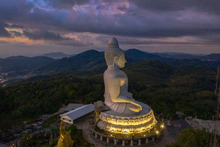 鸟瞰普吉大佛黄昏。普吉岛大佛是普吉岛上最重要最受尊敬的地标之一