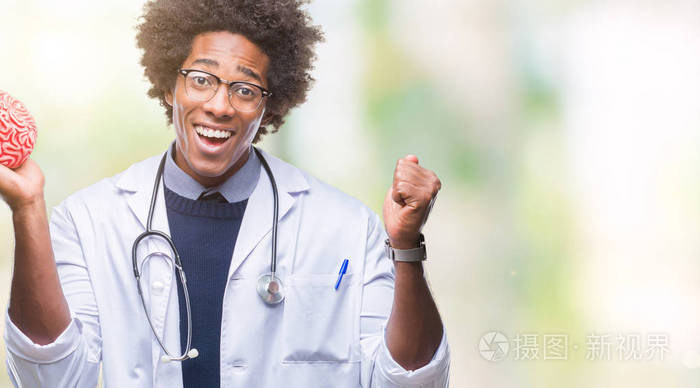 美国黑人神经科医生或心理学专家在孤立的背景下尖叫自豪庆祝胜利和