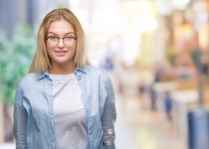 年轻的白种人商业女性戴着眼镜，在孤立的背景上，脸上带着快乐和凉爽的微笑。很幸运的人。