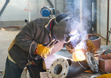 专业焊工采用手工电弧焊..将管道与过渡DN150焊接。对接焊接。