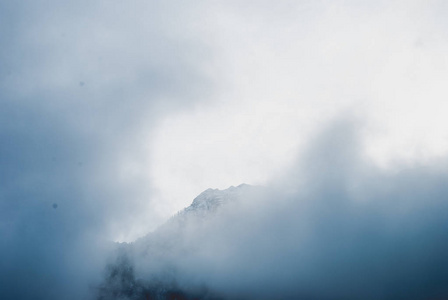 白雪覆盖的白色山顶。奥地利阿尔卑斯山浓雾弥漫.老式颜色