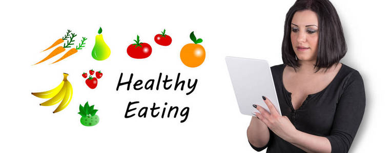 女性使用数码平板电脑，背景为健康饮食理念