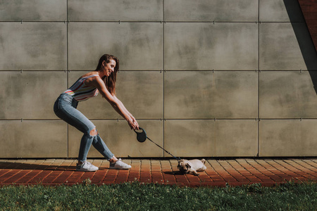 幸运的小狗年轻的女士拉着她的小狗照片