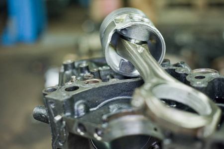 柴油发动机备件汽车活塞会徽组曲轴和活塞,连杆放在工作台上活塞和