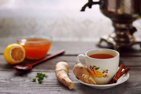 一杯姜茶，姜根，老式萨莫瓦尔柠檬和蜂蜜