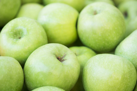 堆绿苹果。 农业概念选择性重点