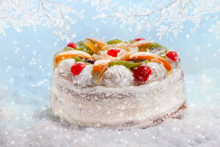 圣诞水果蛋糕抽象的冬季背景与雪。