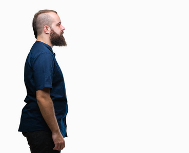 年轻的白种人潮男在孤立的背景下,看着侧面放松的轮廓姿势,自然的脸