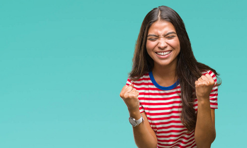 非常高兴和兴奋地做胜利者的手势,举起手臂,微笑和尖叫,争取成功