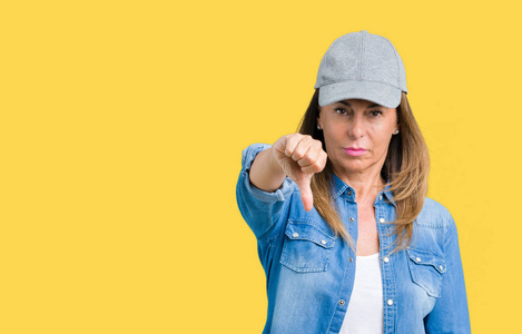 孤立的背景上看起来不开心和愤怒,表现出拒绝和消极的拇指向下的手势