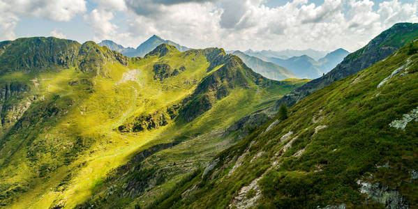 绿色高山风景意大利阿尔卑斯山