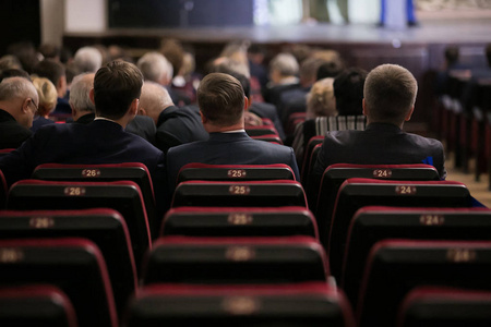 演讲者就公司商业会议发表演讲. 会议厅里的观众. 商业和创业活动.