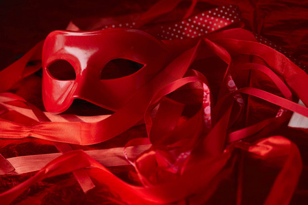 黑色背景的狂欢节红色面具