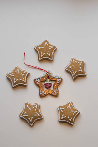 星形平躺自制圣诞饼干和装饰明星