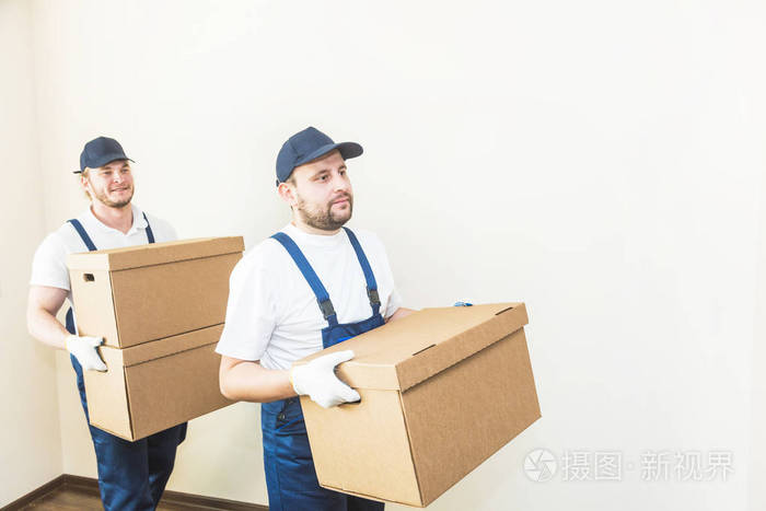 送货员装载纸板箱搬到公寓.运输专业人员 工作服男装载机