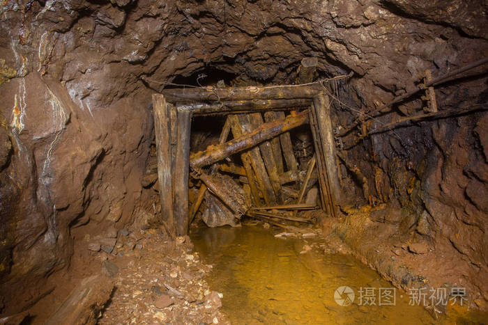 地下废弃的黄金铜矿石矿山竖井隧道通道用木结构倒塌