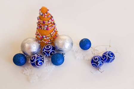 优雅的构图与圣诞橙色手工树与蓝色和银色的鲍布在白色的背景。