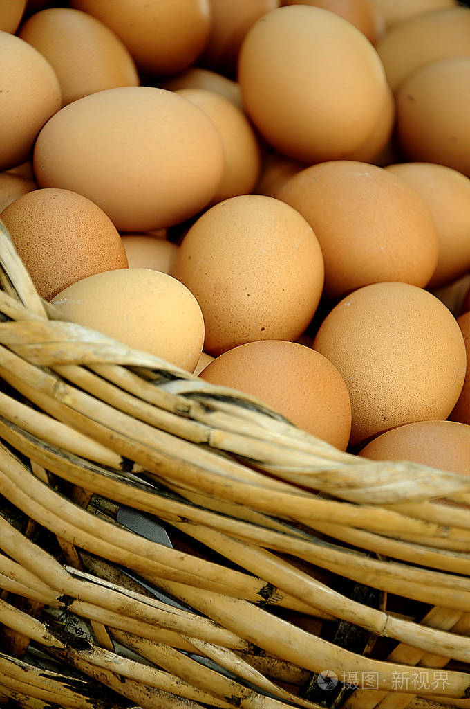 一堆生的米色鸡蛋
