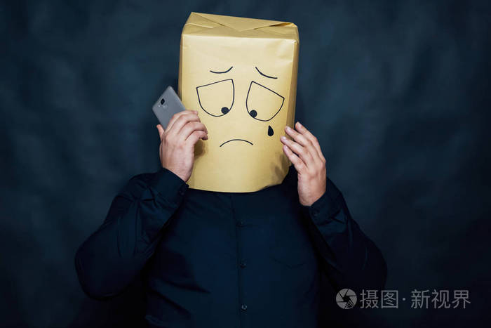 一个人听着手机的留言.这张脸表示极度失望.泪滴下