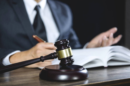 法律法官槌与司法律师的建议与槌和天平的司法顾问或男性律师在法庭上