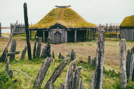 在斯托克尼斯半岛霍芬冰岛的维斯特拉霍恩山脉附近的旧木屋.