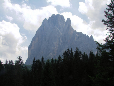 意大利南部蒂罗尔的高山顶峰岩石全景景观