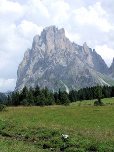 意大利南部蒂罗尔的高山顶峰岩石全景景观