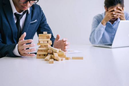 和严重的失败业务伙伴手中抱着头,沮丧的失败和疲惫的问题与一堆工作