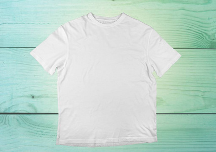 木制背景的空白白色T恤