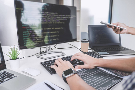 程序员合作开发编程和网站在一个软件开发公司办公室写代码和打字数据代码。