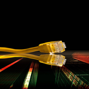 黑暗背景下的黄色互联网电缆。 神经网络和机器学习的概念。