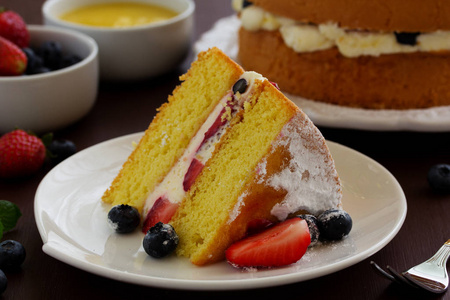 精灵蛋糕与奶油浆果和柠檬奶油。