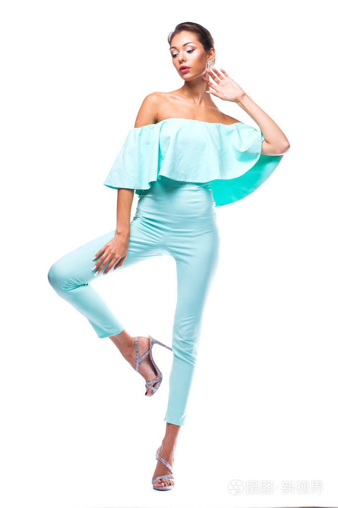 一位身穿绿松石紧身衣服的年轻美女,完全生长在白色背景上
