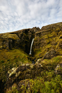 美丽的山脉和冰岛的瀑布