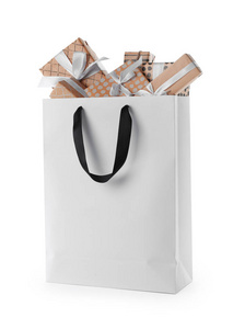 纸购物袋，手柄满是礼品盒在白色背景。 设计模拟