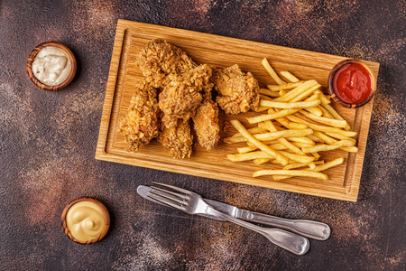 薯条顶部视图炸鸡翅与炸薯条顶部视图.照片