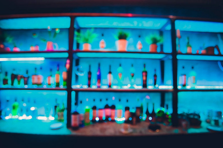 模糊酒精饮料瓶在俱乐部酒吧或酒吧在黑暗的党夜背景