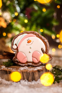 假日传统食品面包店。 姜饼快乐坐雪人或雪球在舒适温暖的装饰与花环灯。