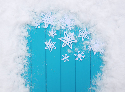 有雪花的冬天图案。 蓝色木材纹理与雪圣诞背景。