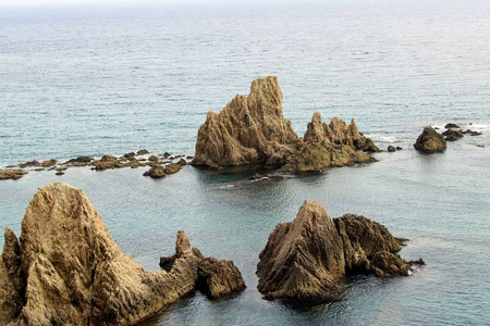 海岸上的岩石山和从水中出来的岩石峰