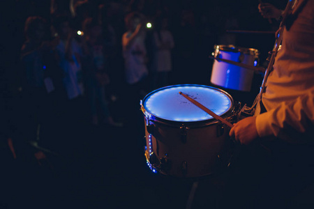 骑棍子那个拿着鼓棒的家伙手里拿着鼓棒拿着鸡腿的年轻人一个留胡子的